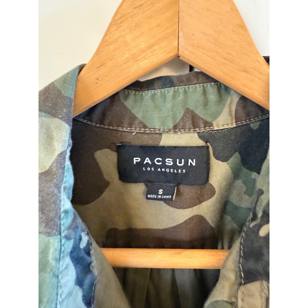 Men's Pacsun Woodland‎ Camo with Roses Short Sleeve Small Button Down Shirt - Picture 3 of 7